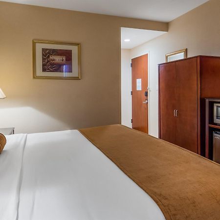 Best Western Plus Arena Hotel Ню Йорк Екстериор снимка