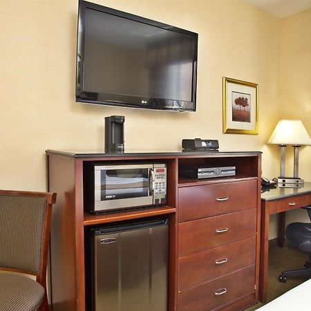 Best Western Plus Arena Hotel Ню Йорк Екстериор снимка