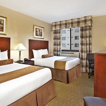 Best Western Plus Arena Hotel Ню Йорк Екстериор снимка