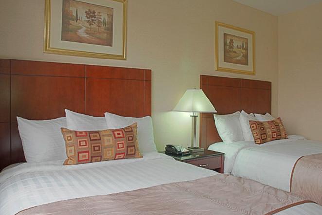 Best Western Plus Arena Hotel Ню Йорк Екстериор снимка
