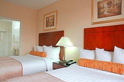 Best Western Plus Arena Hotel Ню Йорк Екстериор снимка