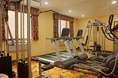 Best Western Plus Arena Hotel Ню Йорк Екстериор снимка