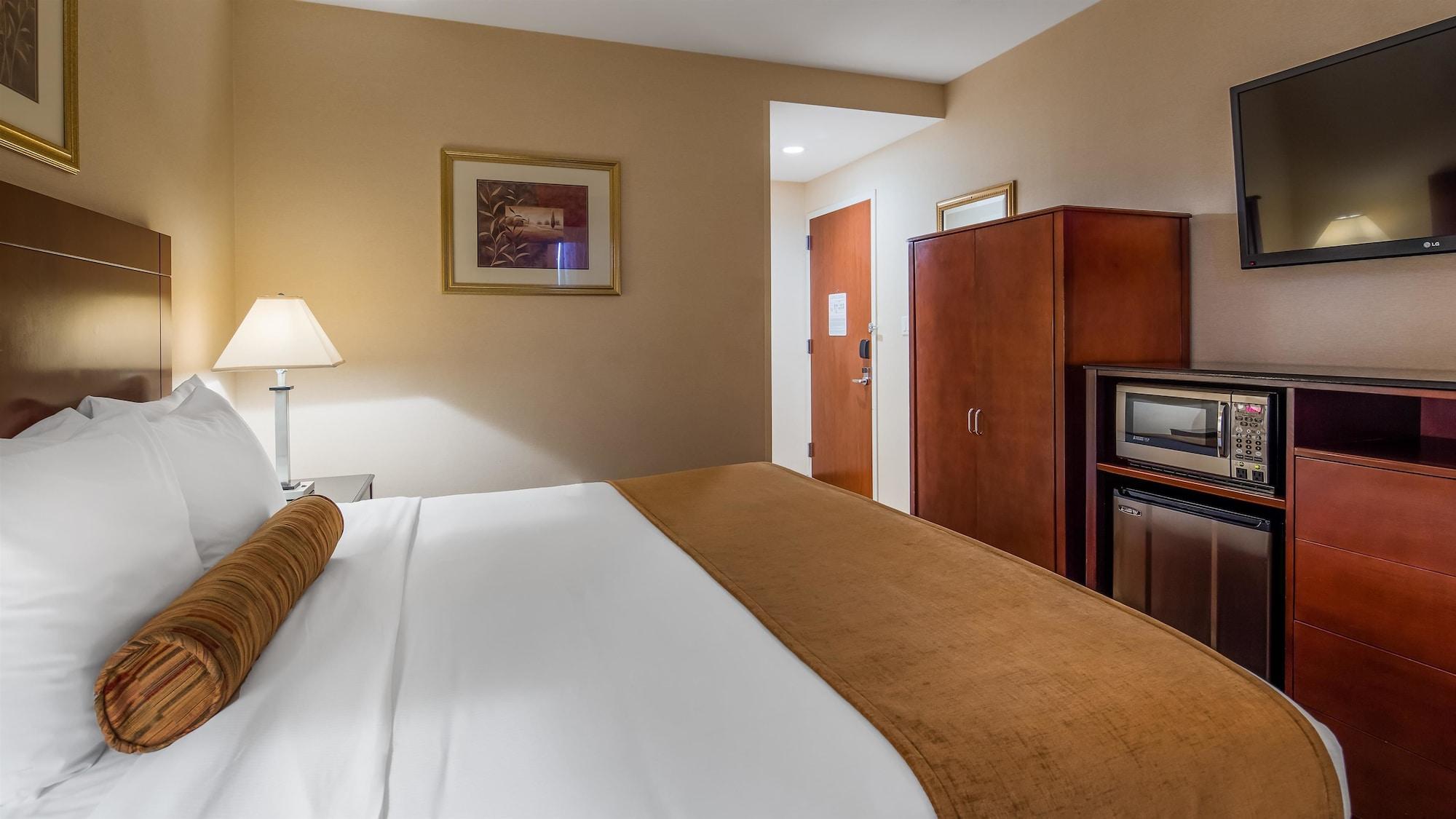Best Western Plus Arena Hotel Ню Йорк Екстериор снимка
