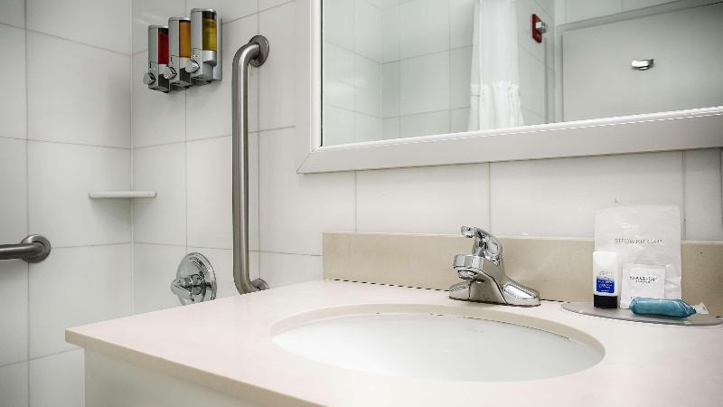 Best Western Plus Arena Hotel Ню Йорк Екстериор снимка