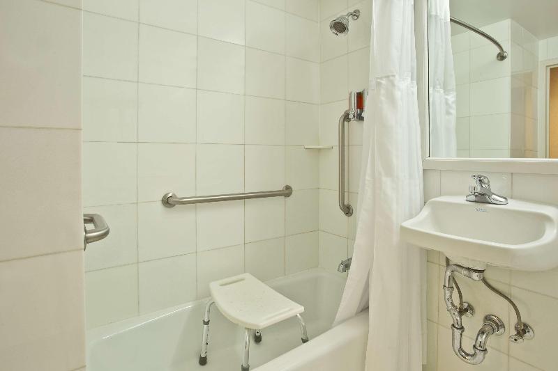 Best Western Plus Arena Hotel Ню Йорк Екстериор снимка